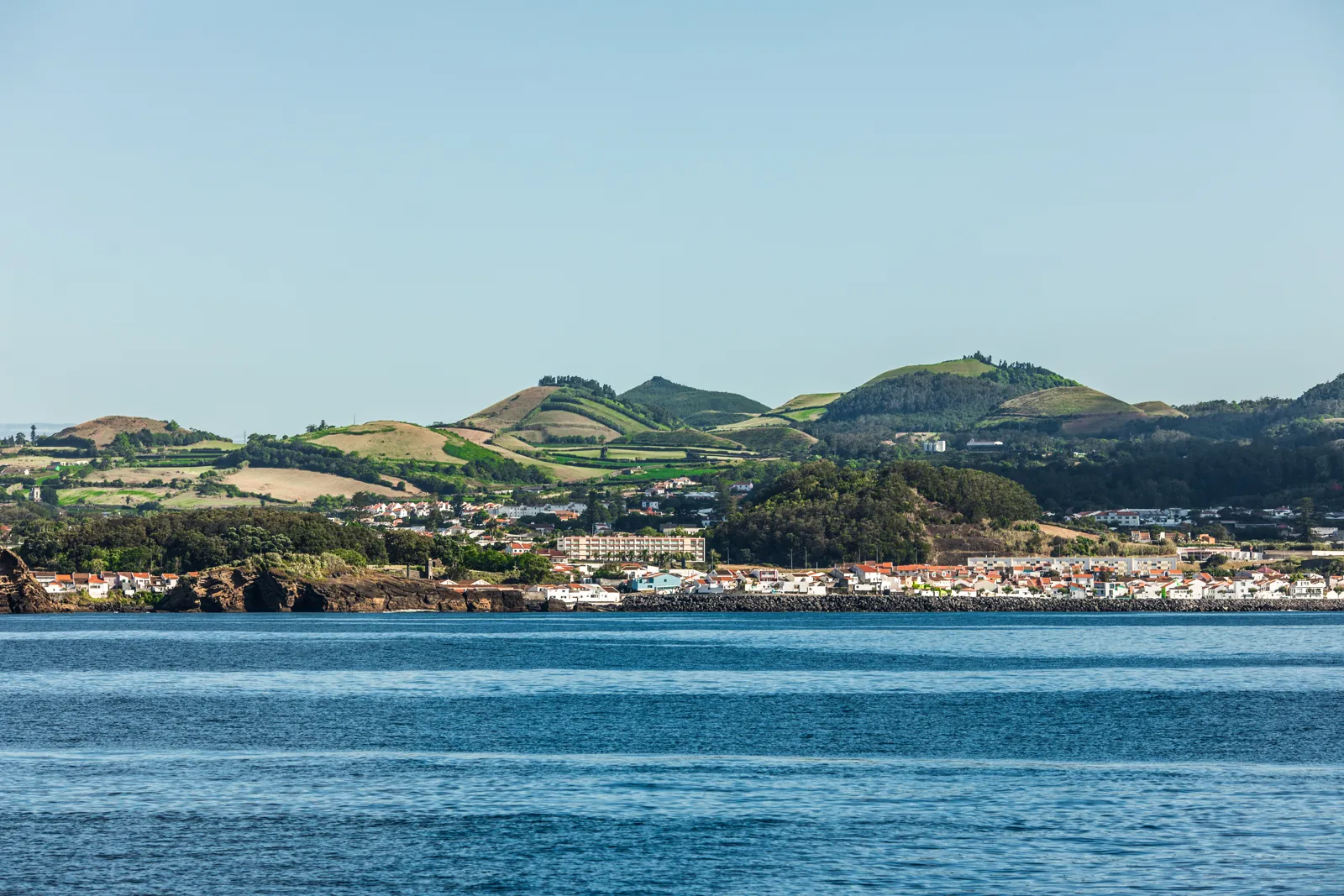 L'île de São Miguel aux Açores vue depuis l'océan