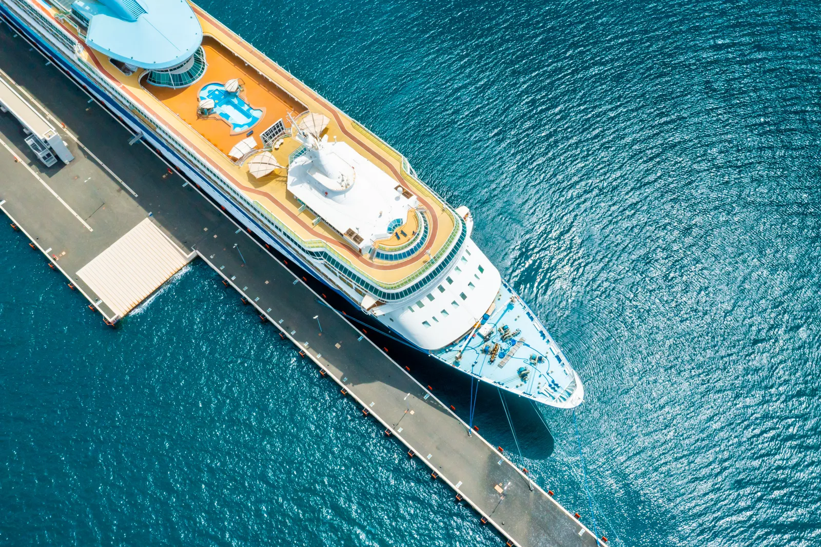 Mini-croisière : 2 à 5 jours, quelles options ? Paquebot de croisière amarré dans une marina de la mer Adriatique, vu du dessus