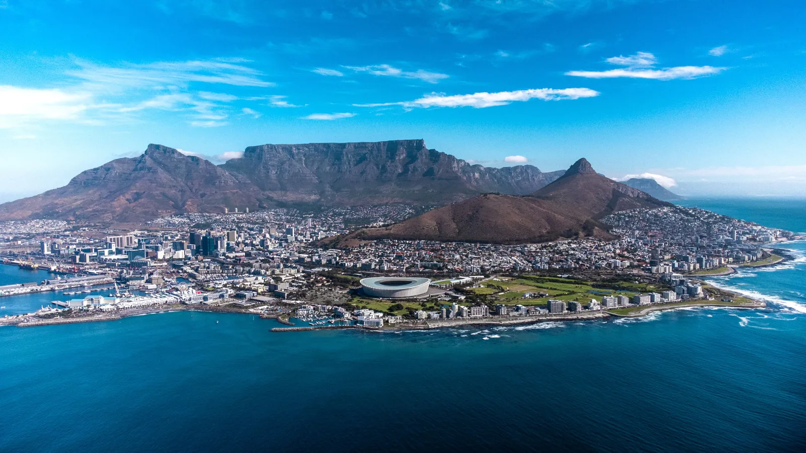 Voyage en Afrique du Sud : guide pratique, itinéraires et budget Vue aérienne du Cap et de la Lion's Head, en Afrique du Sud