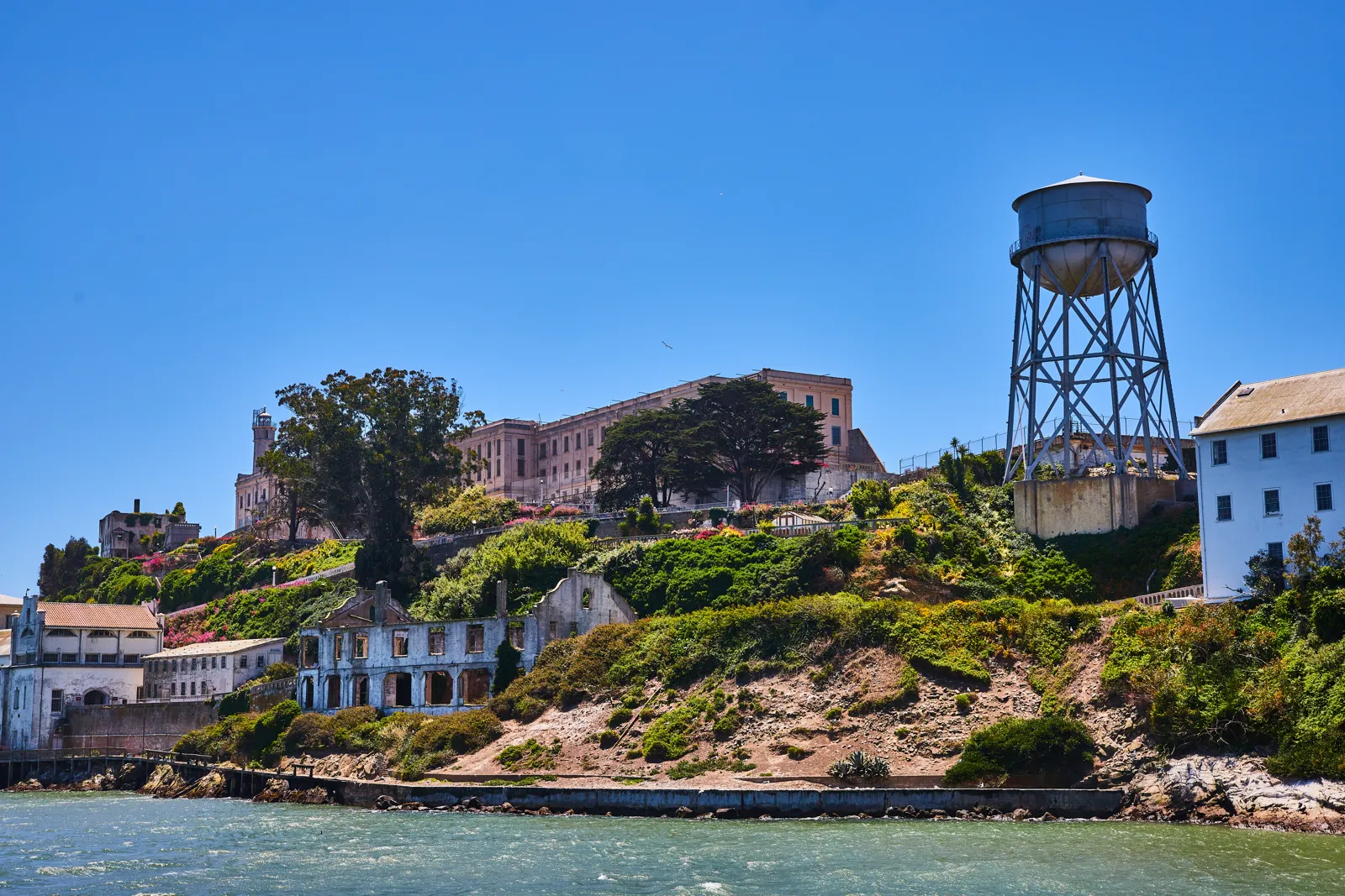 L'île d'Alcatraz, ses bâtiments et son château d'eau vus depuis la baie de San Francisco