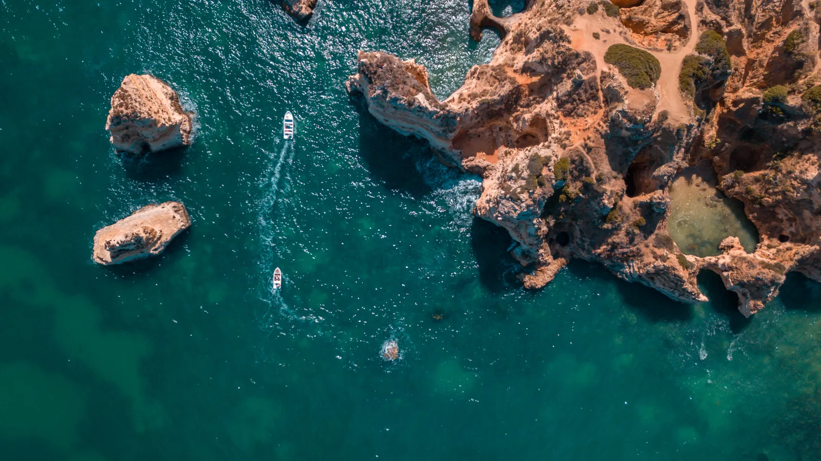 Plages et falaises dorées de l'Algarve au Portugal