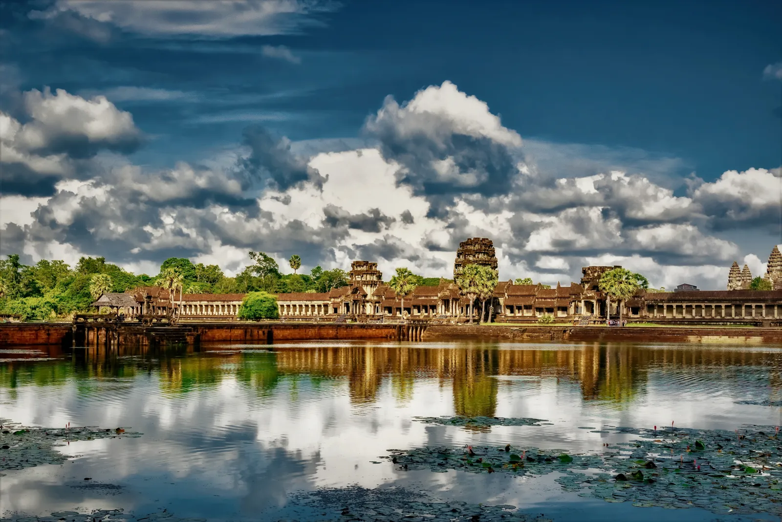 Visiter Angkor : Angkor Pass, temples, itinéraire et meilleure période Le temple d'Angkor Wat se reflétant dans son bassin au Cambodge