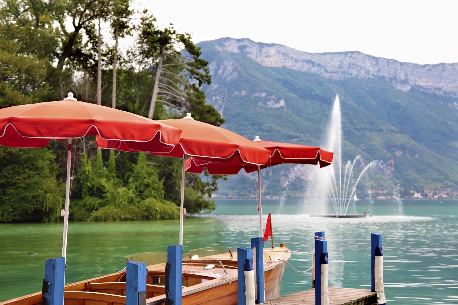 Que faire à Annecy ? Vieille ville, lac, baignade et climat Le jet d'eau et les rives du lac d'Annecy