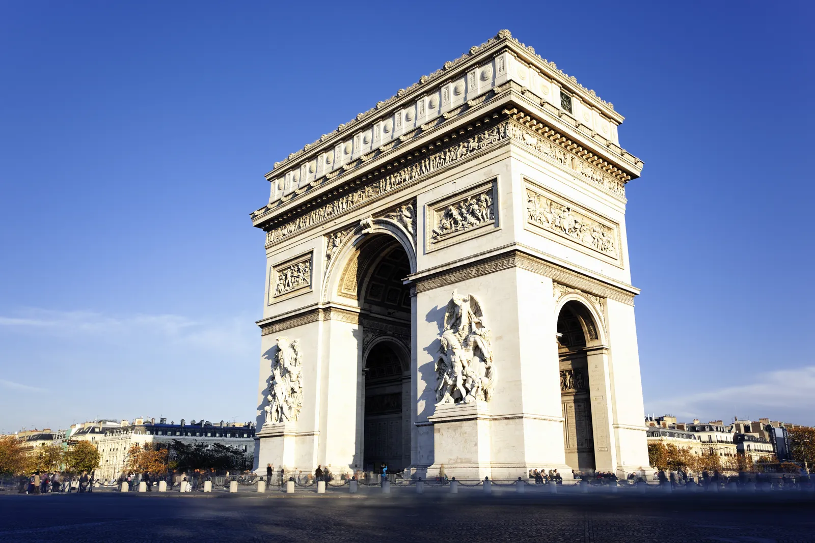 L'Arc de Triomphe et ses hauts-reliefs sur la place Charles-de-Gaulle