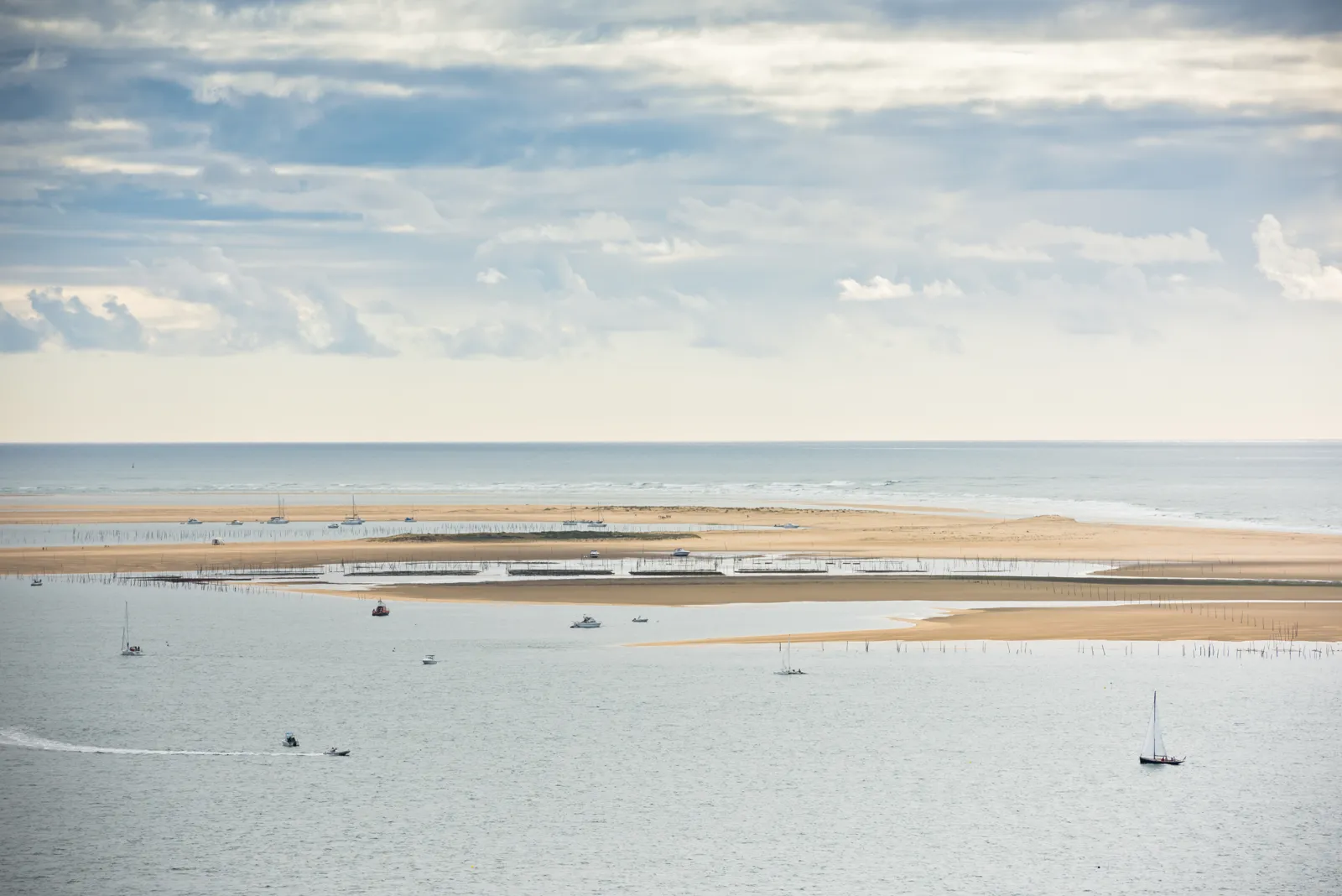 Visiter Arcachon : Ville d'Hiver, île aux Oiseaux et bassin Bancs de sable et voiliers dans le bassin d'Arcachon