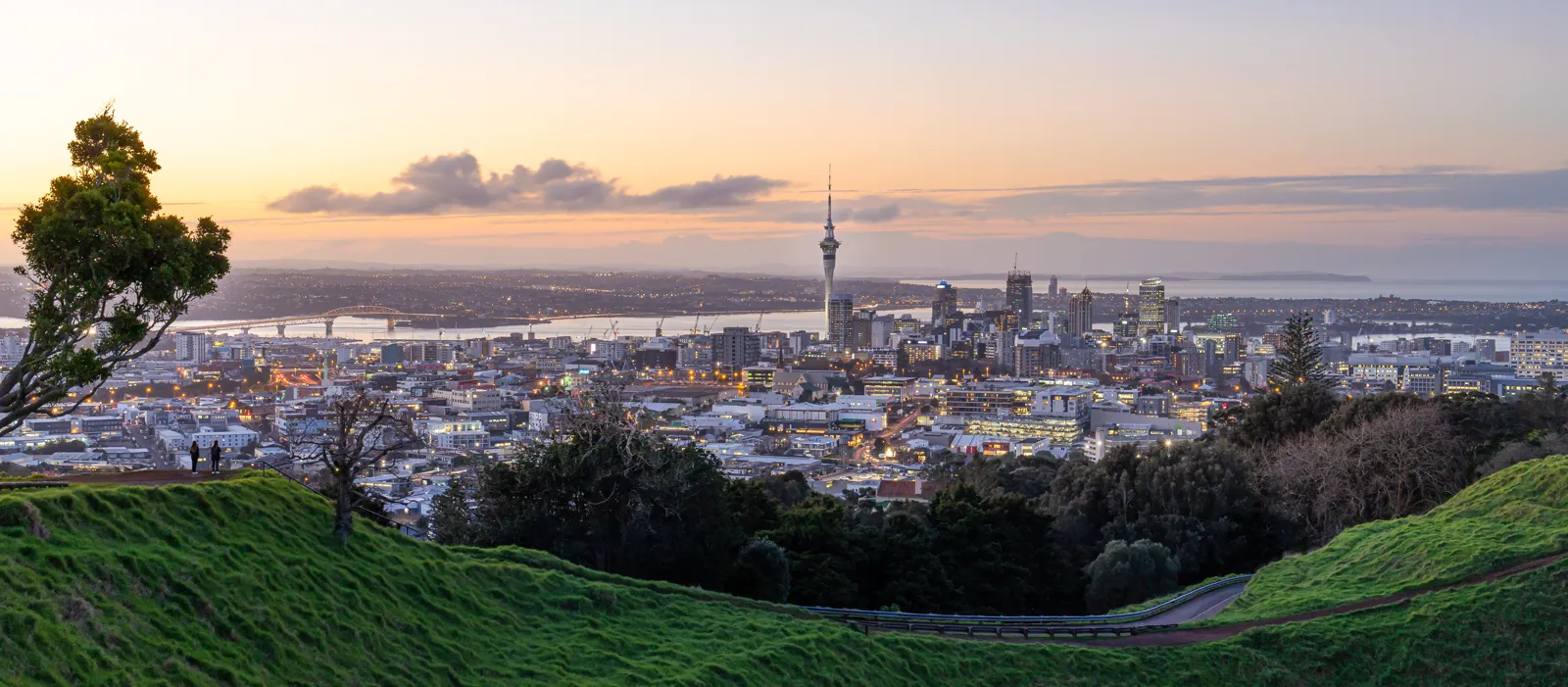 Visiter Auckland : volcans, îles du golfe et climat mois par mois Skyline d'Auckland et Sky Tower depuis le mont Eden