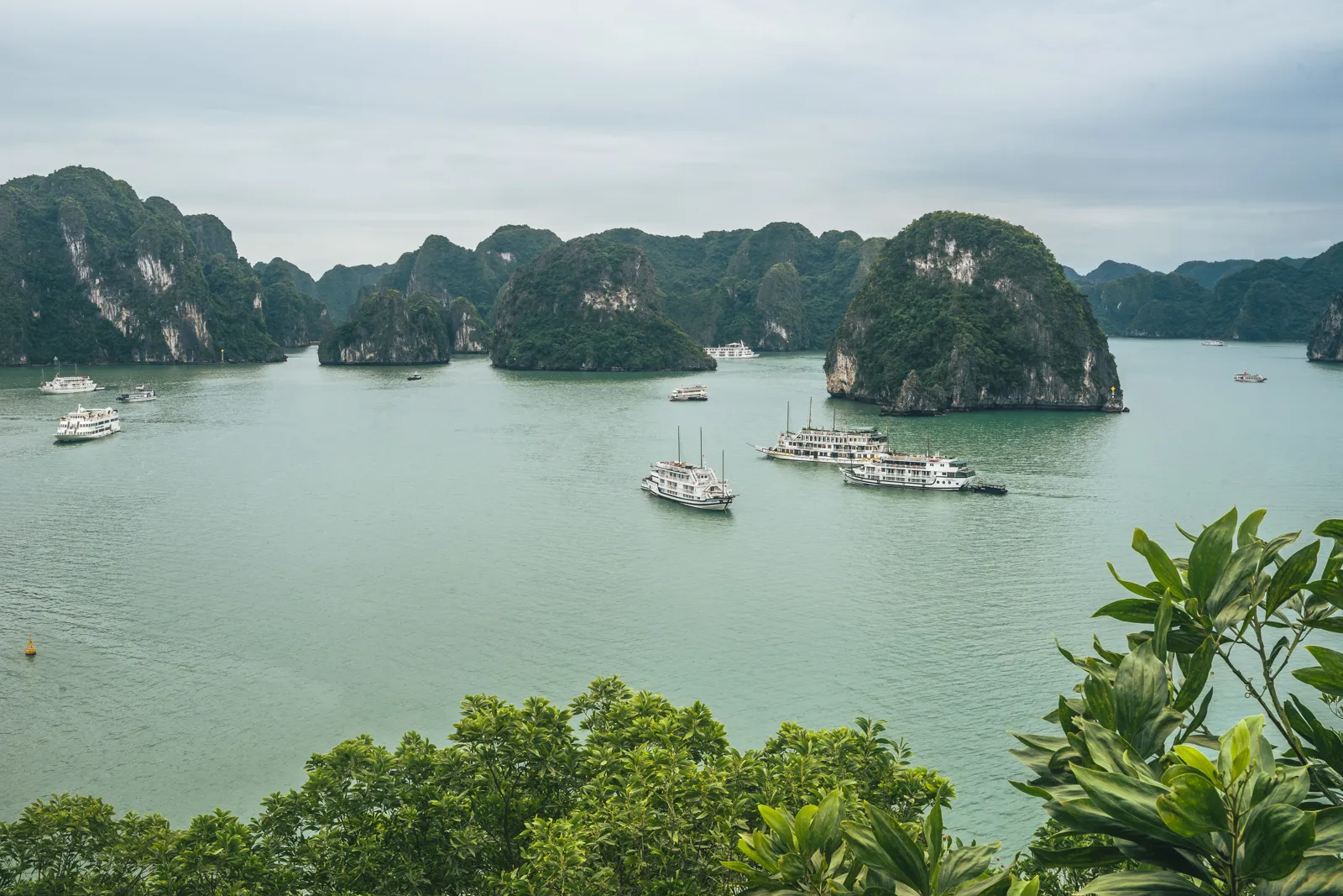 Baie d'Halong : croisière, que faire et quand partir Vue aérienne des pitons karstiques de la baie d'Halong au Vietnam