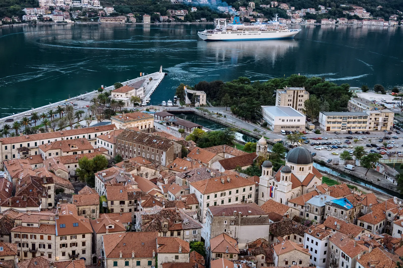 Que faire à Kotor ? Incontournables, croisières et climat Les toits de la vieille ville de Kotor au bord de sa baie
