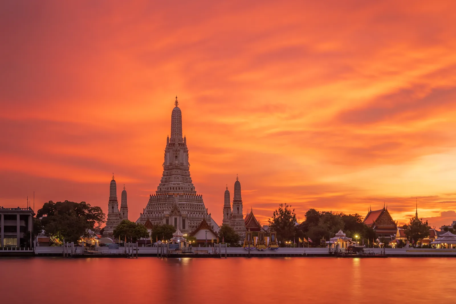 Le temple Wat Arun au crépuscule au bord du Chao Phraya à Bangkok