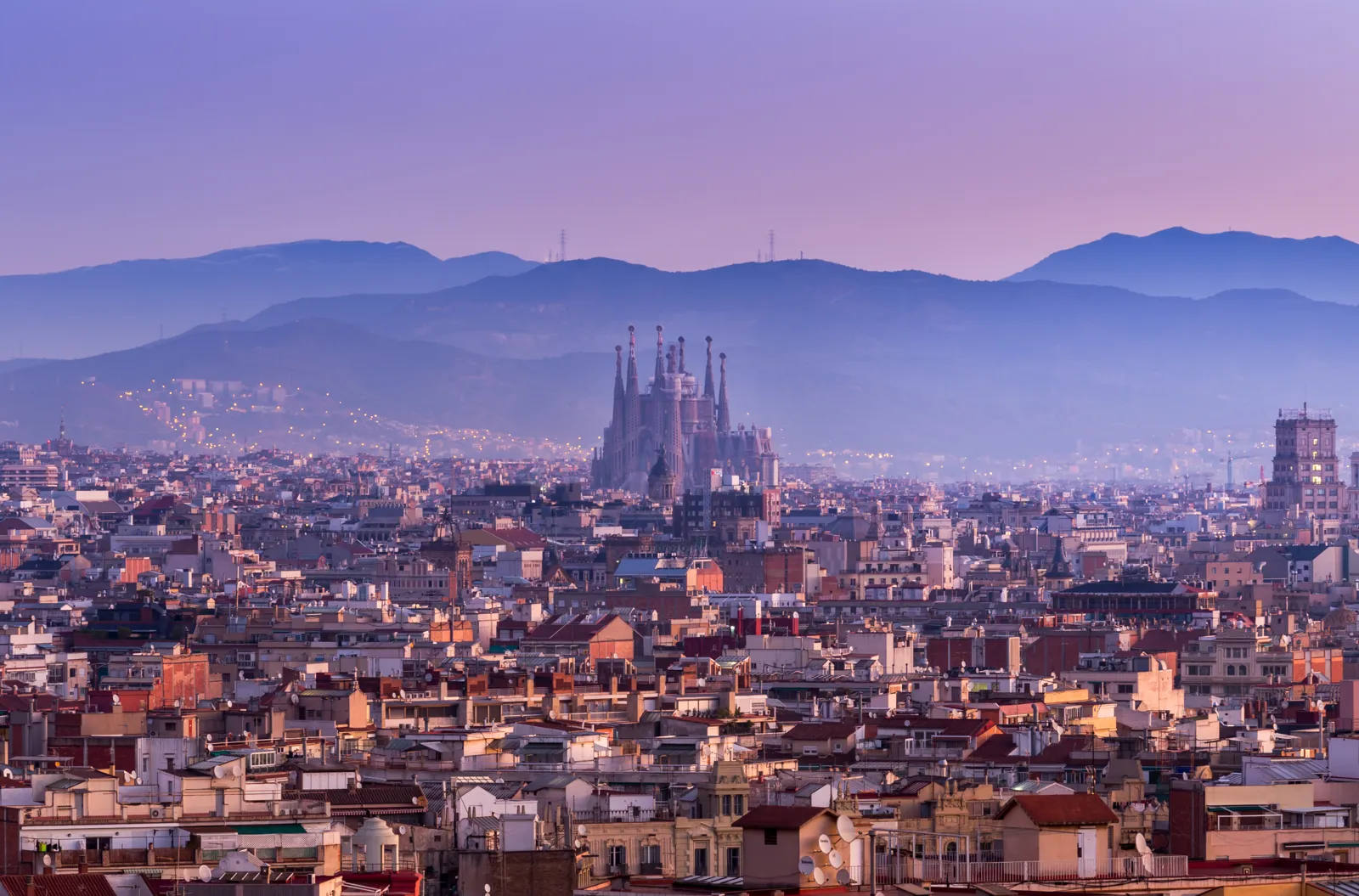 La Sagrada Família au crépuscule à Barcelone