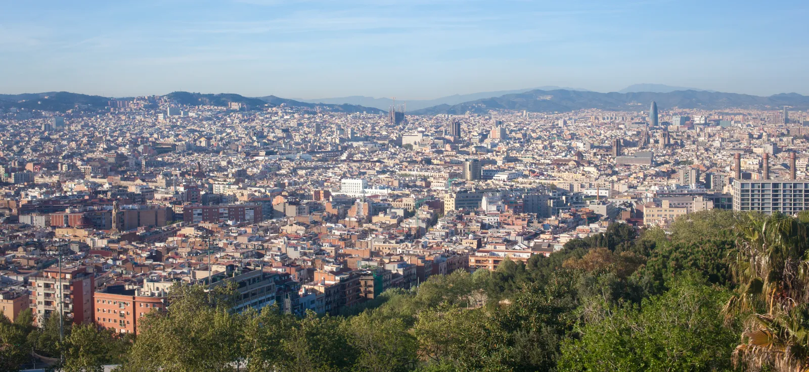 Quand partir à Barcelone ? Meilleure période et climat mois par mois Vue aérienne de Barcelone et de ses quartiers