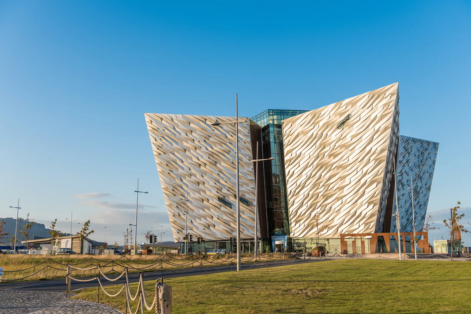 Visiter Belfast : que faire en 2 ou 3 jours, Titanic et Chaussée des Géants Le bâtiment Titanic Belfast dans le quartier du Titanic à Belfast