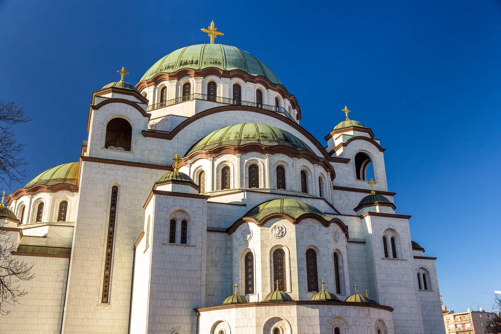 Façade blanche et coupoles vertes du temple de Saint-Sava à Belgrade