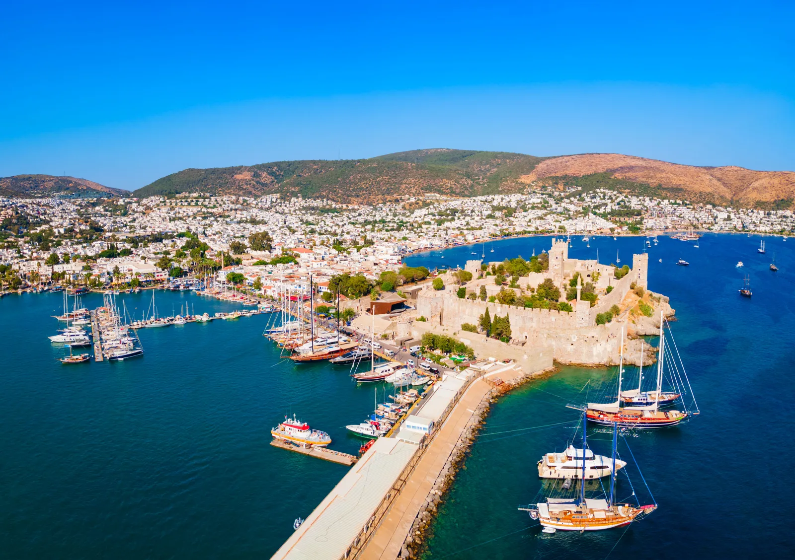 Vue aérienne du château Saint-Pierre et de la marina de Bodrum