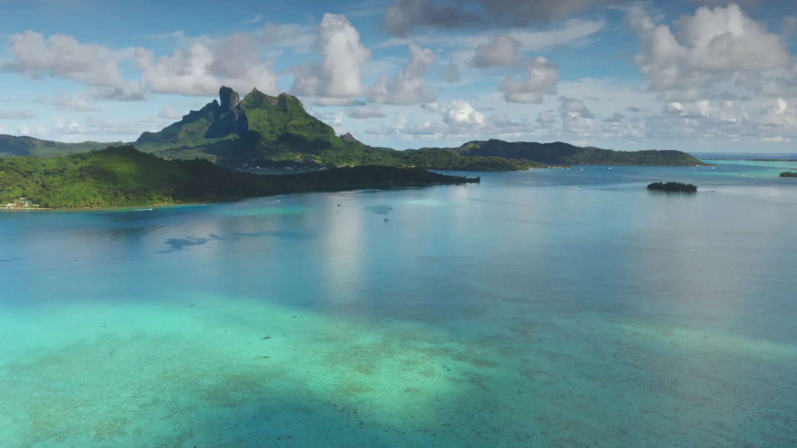 Quand partir à Bora Bora ? Meilleure période et climat mois par mois Vue aérienne de Bora Bora, du mont Otemanu et de son lagon turquoise