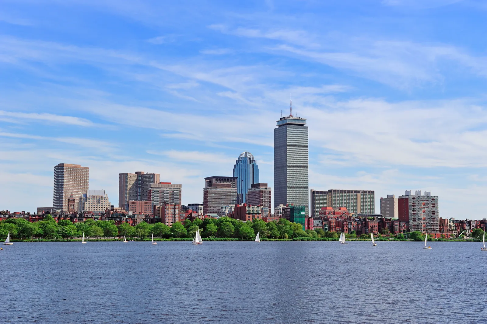 Que faire à Boston : visites, quartiers, quand partir La skyline de Boston et la Prudential Tower au bord de la Charles River