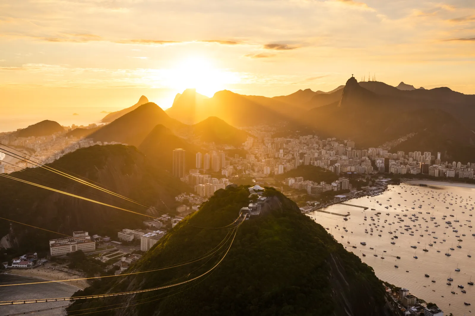 Quand partir au Brésil ? Meilleure période et climat mois par mois Panorama de Rio de Janeiro et du Pain de Sucre au crépuscule, au Brésil