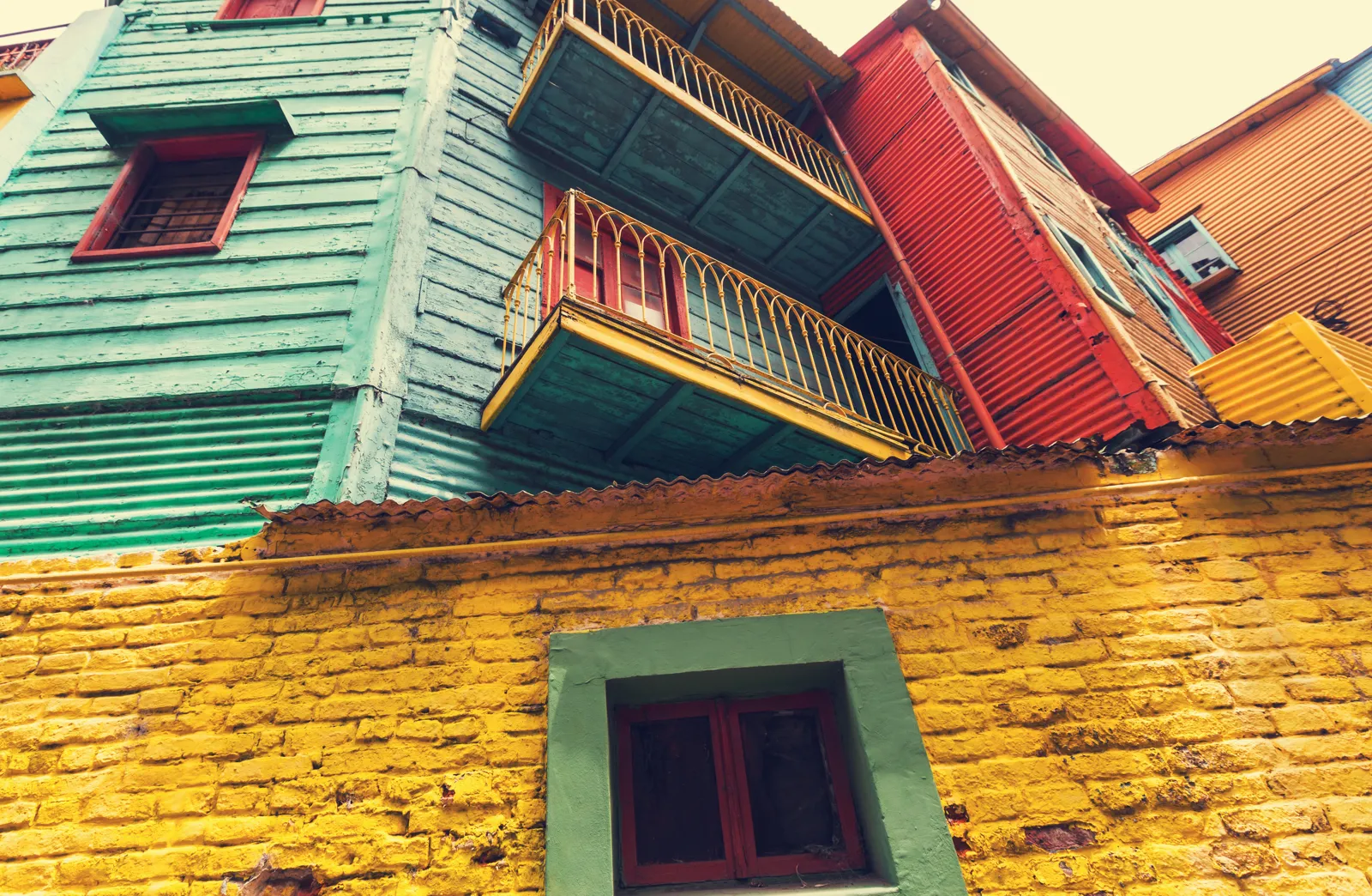 Que faire à Buenos Aires ? Incontournables, itinéraires et climat Façades colorées de la rue Caminito dans le quartier de La Boca à Buenos Aires