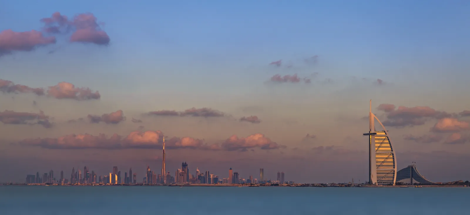 Visiter le Burj al Arab : accès, fermeture, meilleur moment Le Burj Al Arab et le littoral de Dubaï au crépuscule
