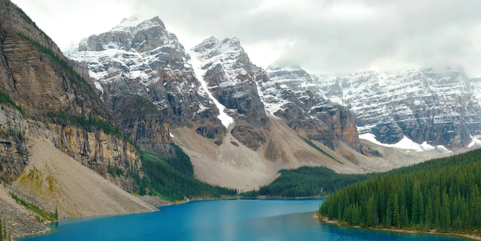 Lac Moraine et montagnes enneigées du parc national de Banff, au Canada