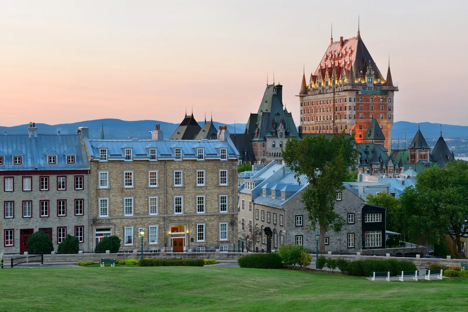 Le château Frontenac et le Vieux-Québec au coucher du soleil
