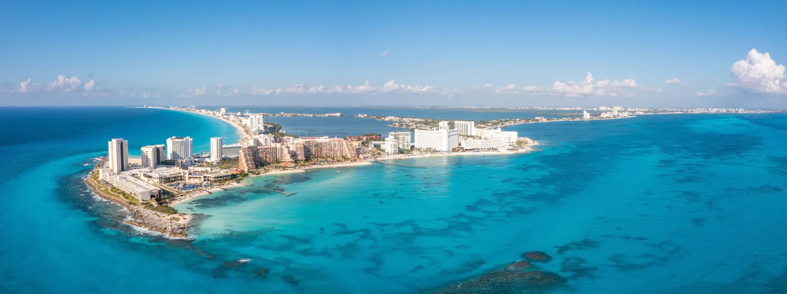 Quand partir à Cancún ? Meilleure période et climat mois par mois Vue aérienne de la plage de Punta Norte et de la zone hôtelière de Cancún