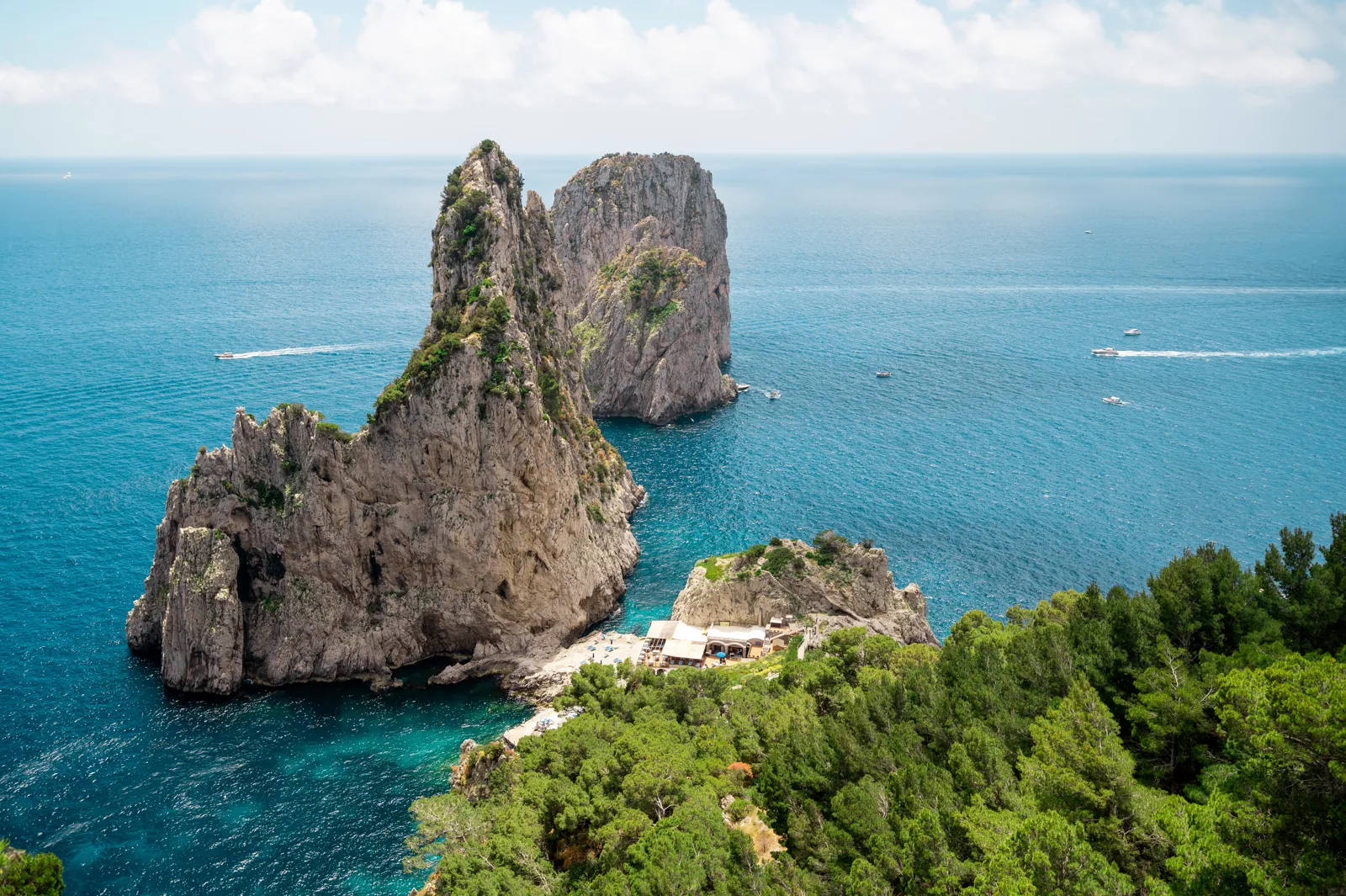 Visiter Capri : que faire en une journée ou plus ? La côte escarpée de Capri et la mer Tyrrhénienne