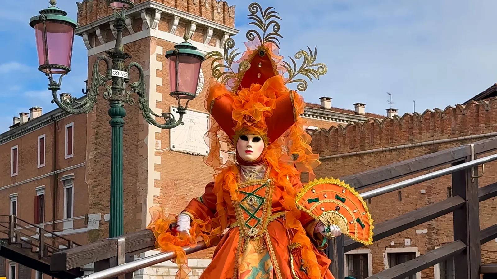 Carnaval de Venise 2027 : dates, programme, climat et conseils Personnages costumés et masqués dans les rues de Venise pendant le carnaval
