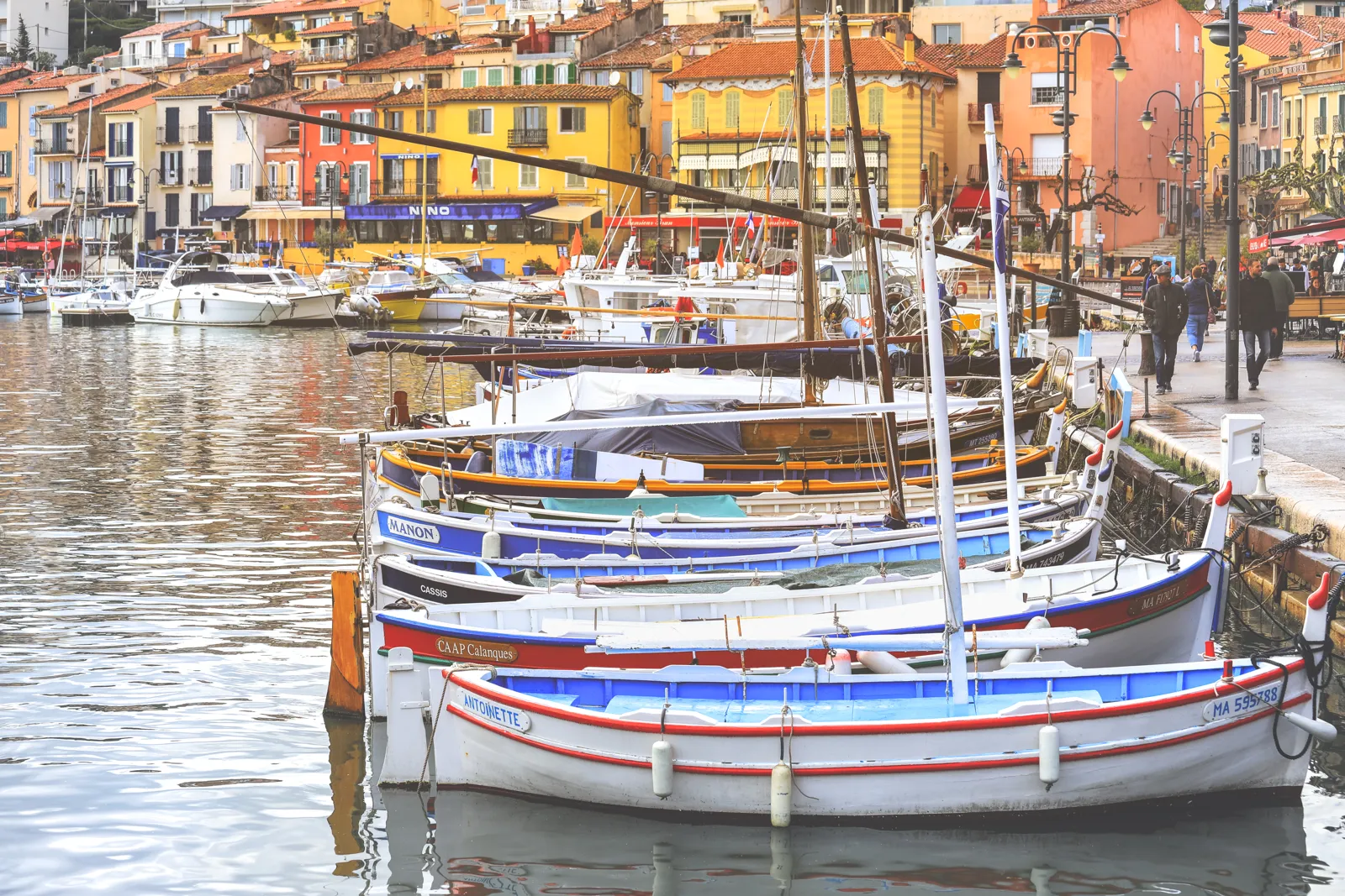 Que faire à Cassis ? Calanques, port, plages et conseils Façades colorées et bateaux sur le port de Cassis