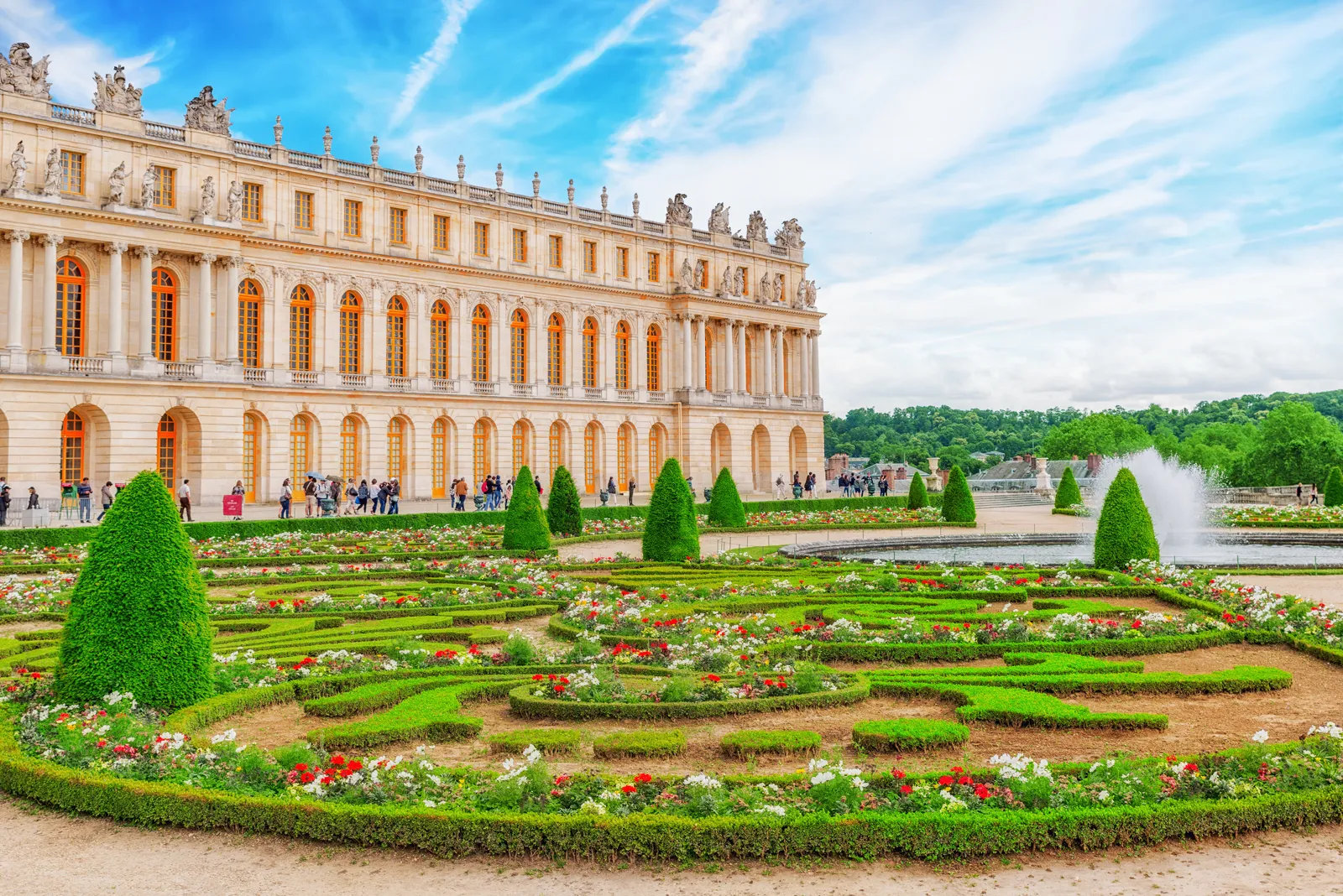 Visiter le château de Versailles : billets, horaires, accès La façade du château de Versailles et ses jardins à la française