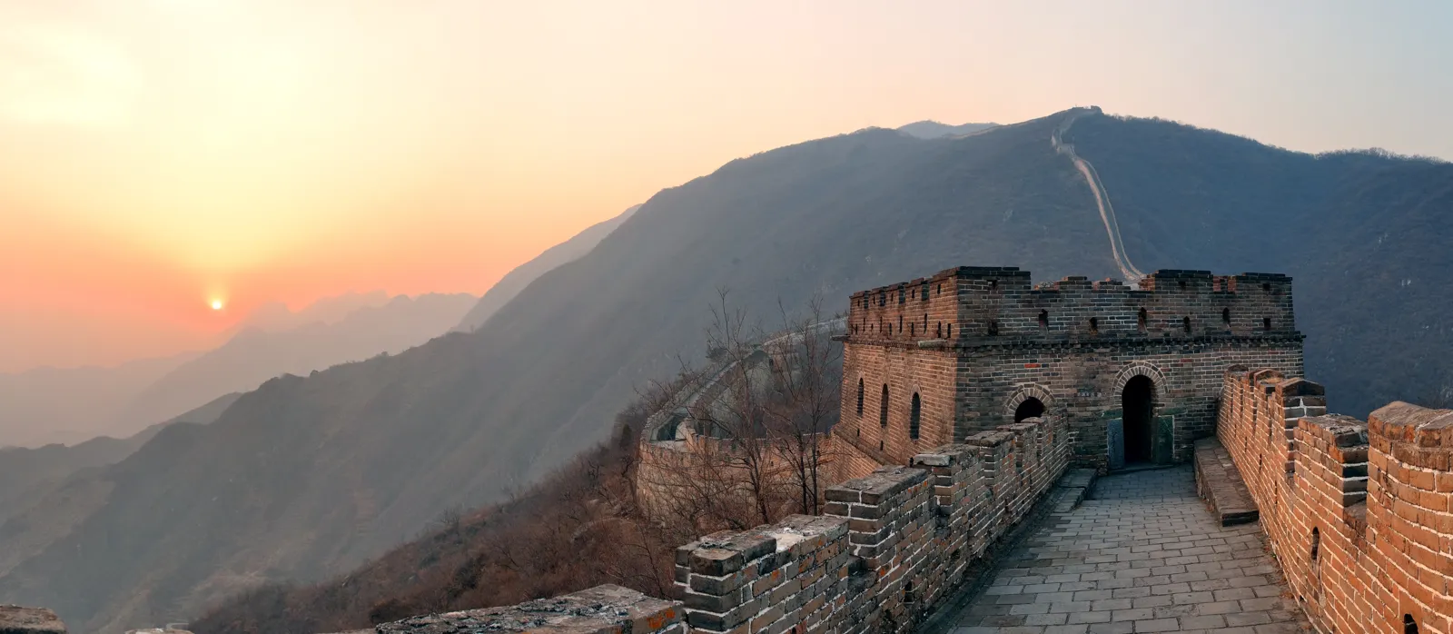 La Grande Muraille de Chine au coucher du soleil près de Pékin
