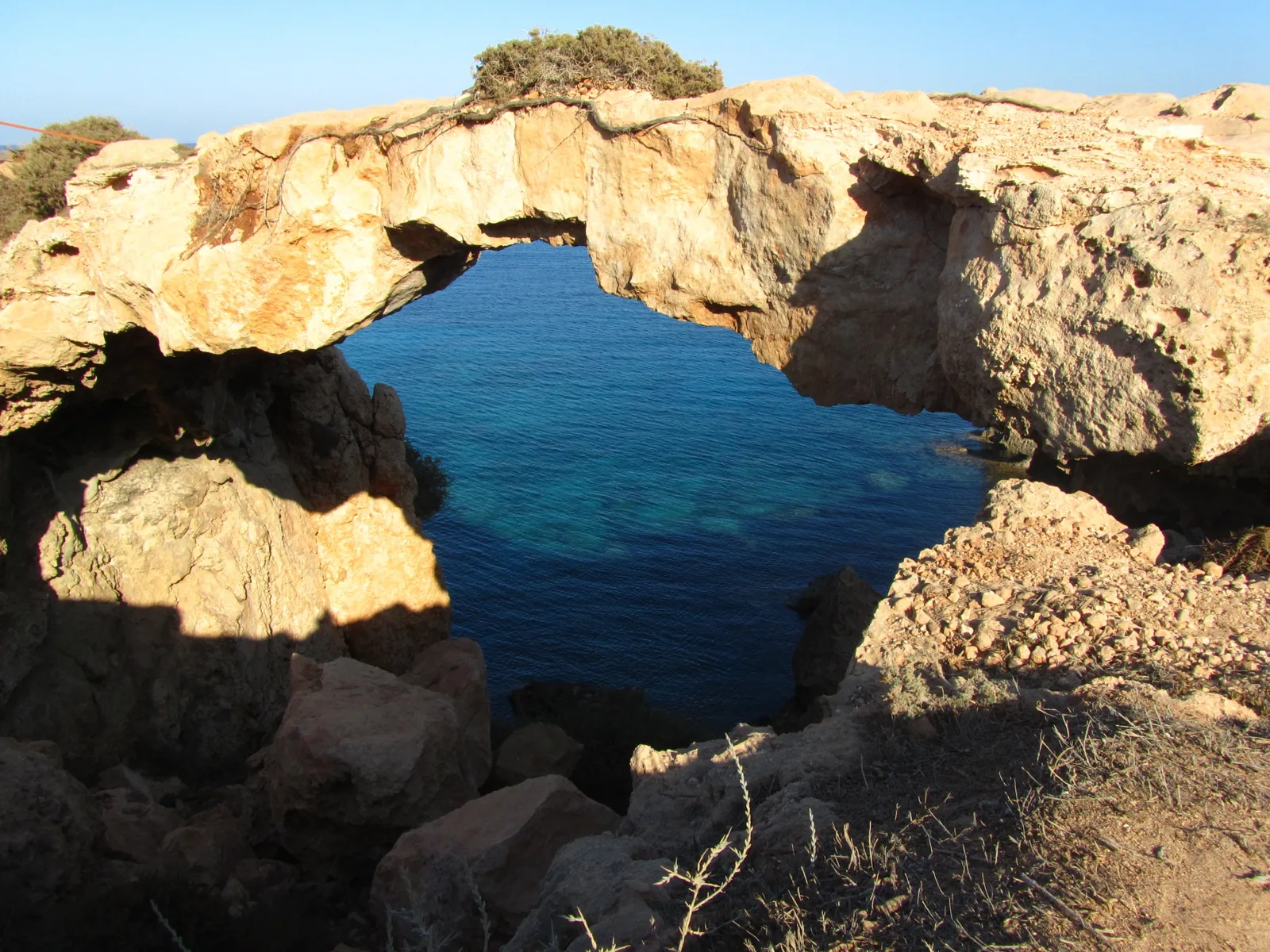 Arche rocheuse naturelle au cap Greco à Chypre