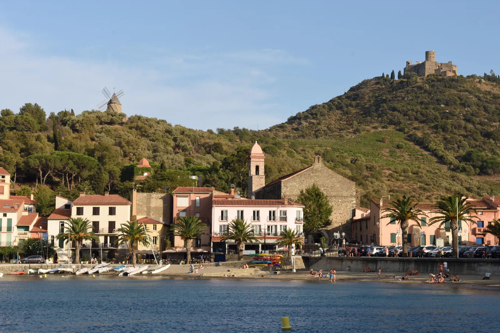 Visiter Collioure : château royal, clocher et chemin du fauvisme Front de mer de Collioure et fort Saint-Elme