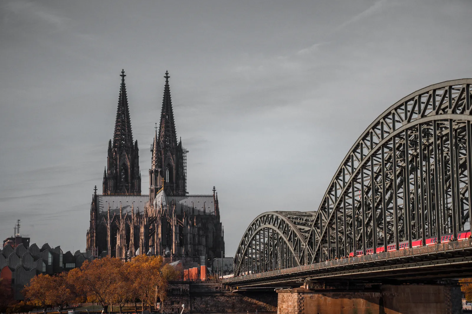 Visiter Cologne : cathédrale, Rhin et vieille ville Cathédrale de Cologne et pont Hohenzollern sur le Rhin