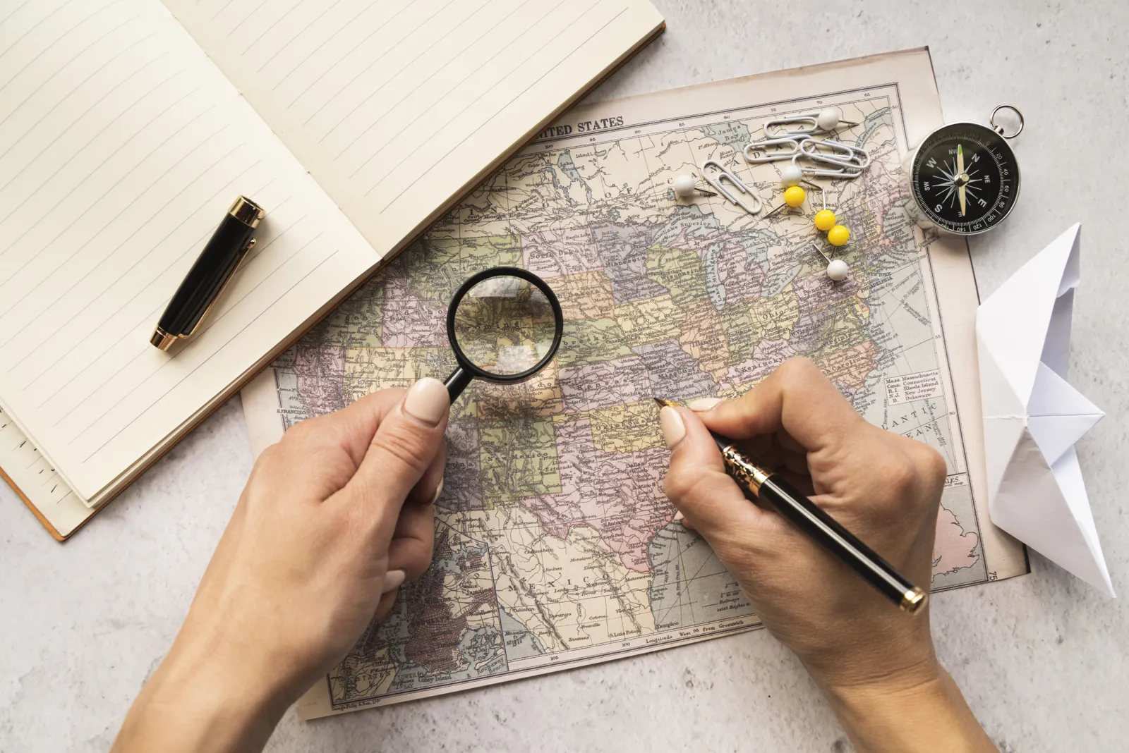 Comparatifs de destinations : laquelle choisir ? Voyageur choisissant sa destination sur une carte
