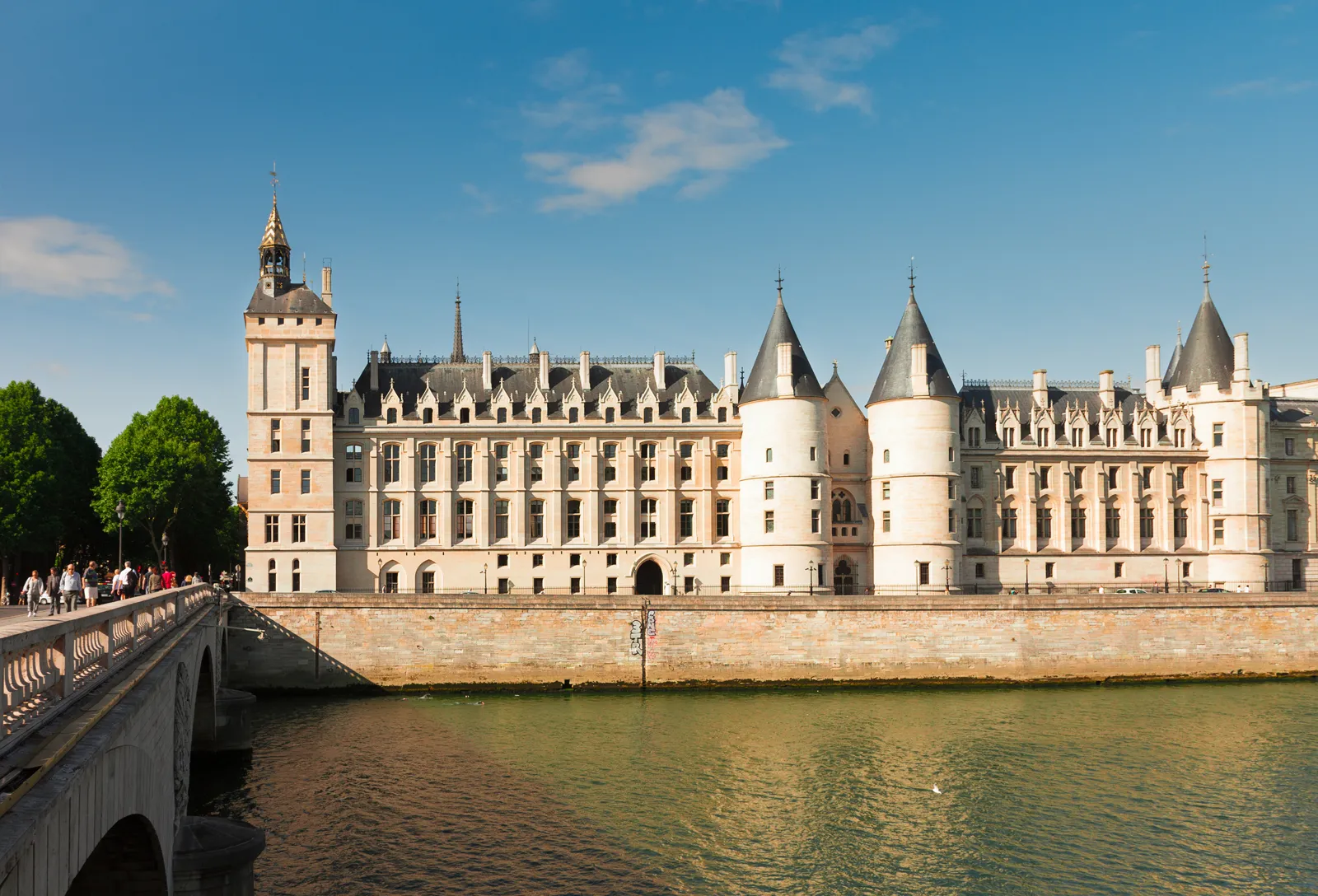 Les tours de la Conciergerie au bord de la Seine, sur l'île de la Cité