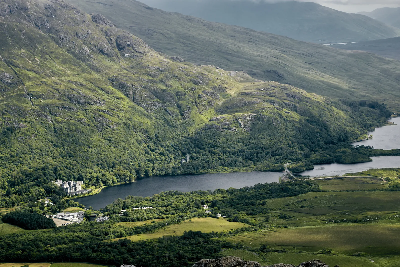 Connemara : que voir, itinéraire de 3 jours et climat Collines verdoyantes et lac dans le parc national du Connemara