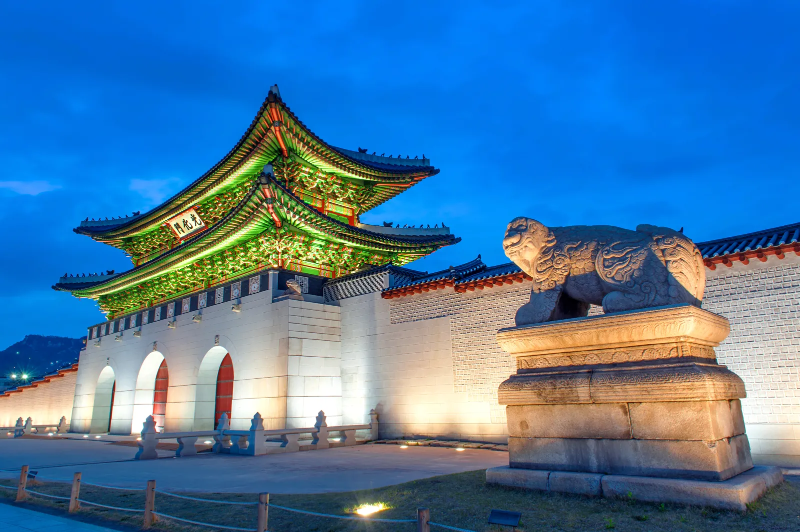 Le palais Gyeongbokgung illuminé la nuit à Séoul, Corée du Sud