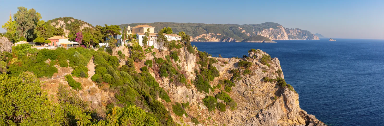 Le monastère de Paleokastritsa au-dessus de la mer Ionienne à Corfou