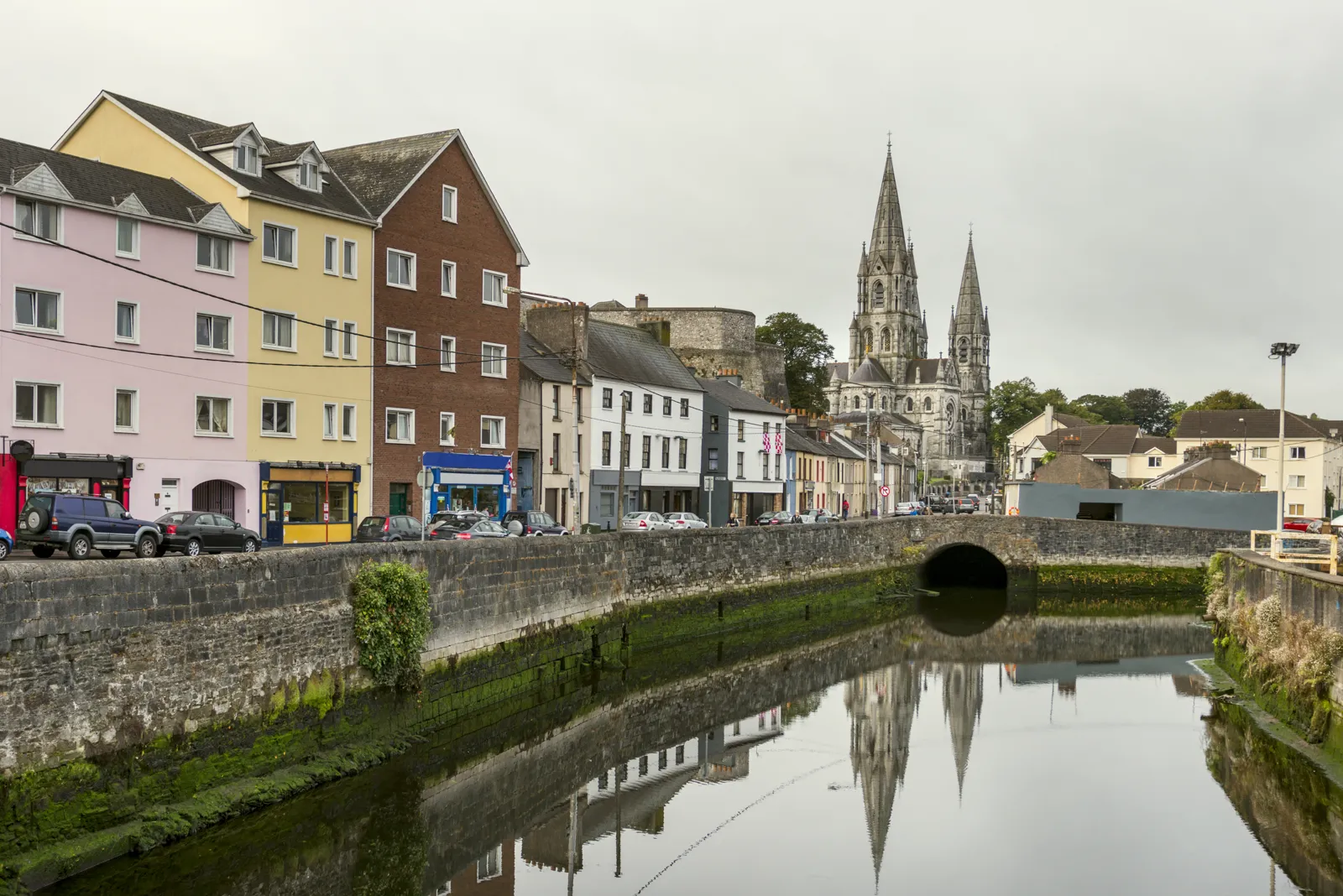 Que faire à Cork ? Incontournables, Cobh, Blarney et climat La cathédrale Saint-Fin-Barre et les maisons colorées au bord de la Lee à Cork