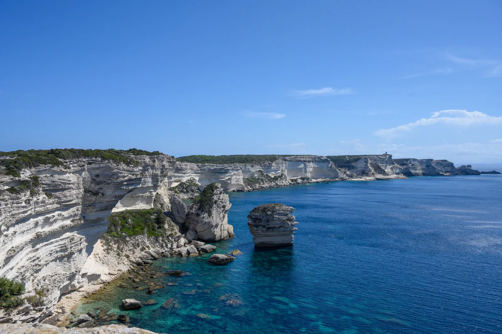 Bonifacio perchée sur ses falaises calcaires blanches en Corse