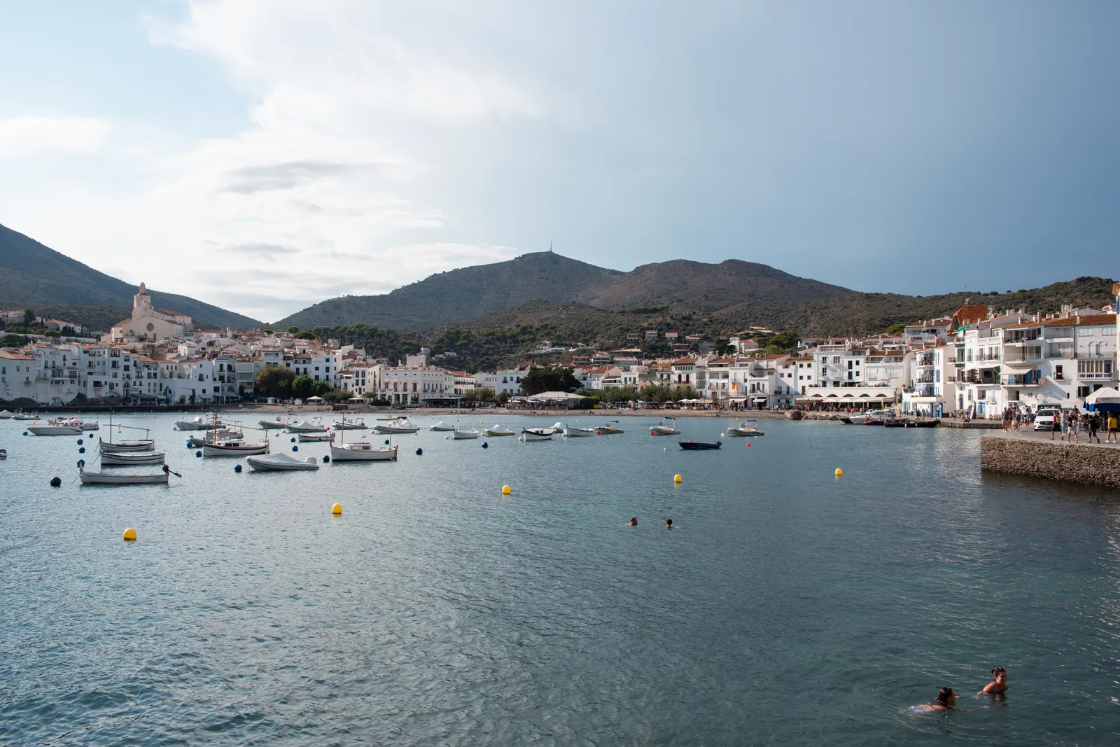 La baie de Cadaqués, ses maisons blanches et ses barques au mouillage