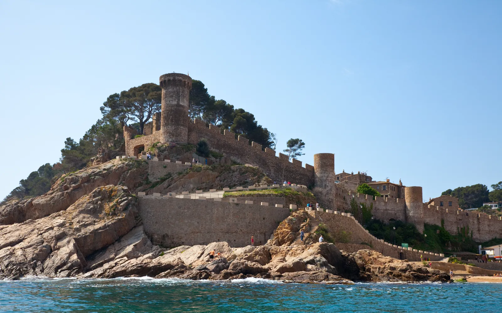 Les remparts et tours de la Vila Vella de Tossa de Mar sur leur promontoire rocheux