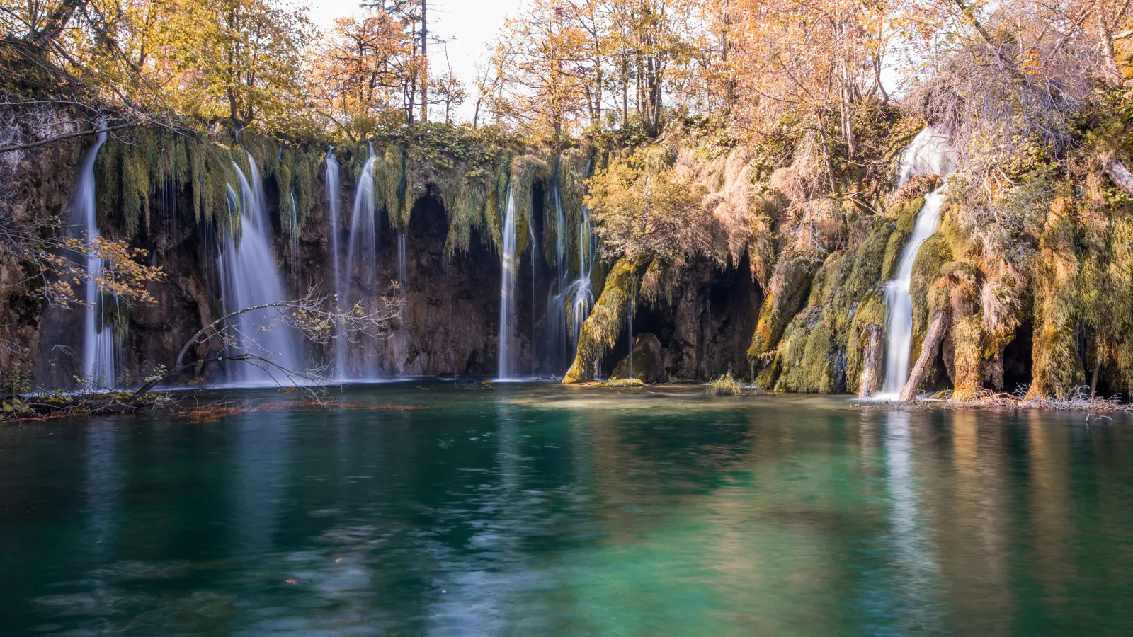Lac et cascades du parc national de Plitvice, en Croatie