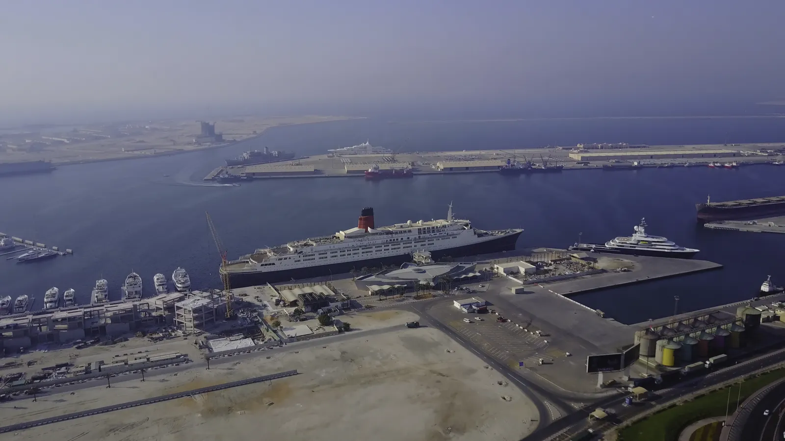Croisière à Dubaï et dans le golfe Persique Paquebot de croisière amarré au port de Dubaï vu du ciel