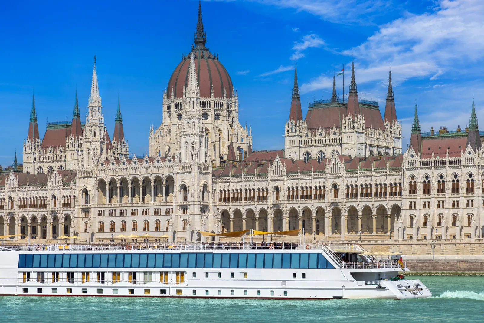 Bateau de croisière sur le Danube devant le Parlement de Budapest