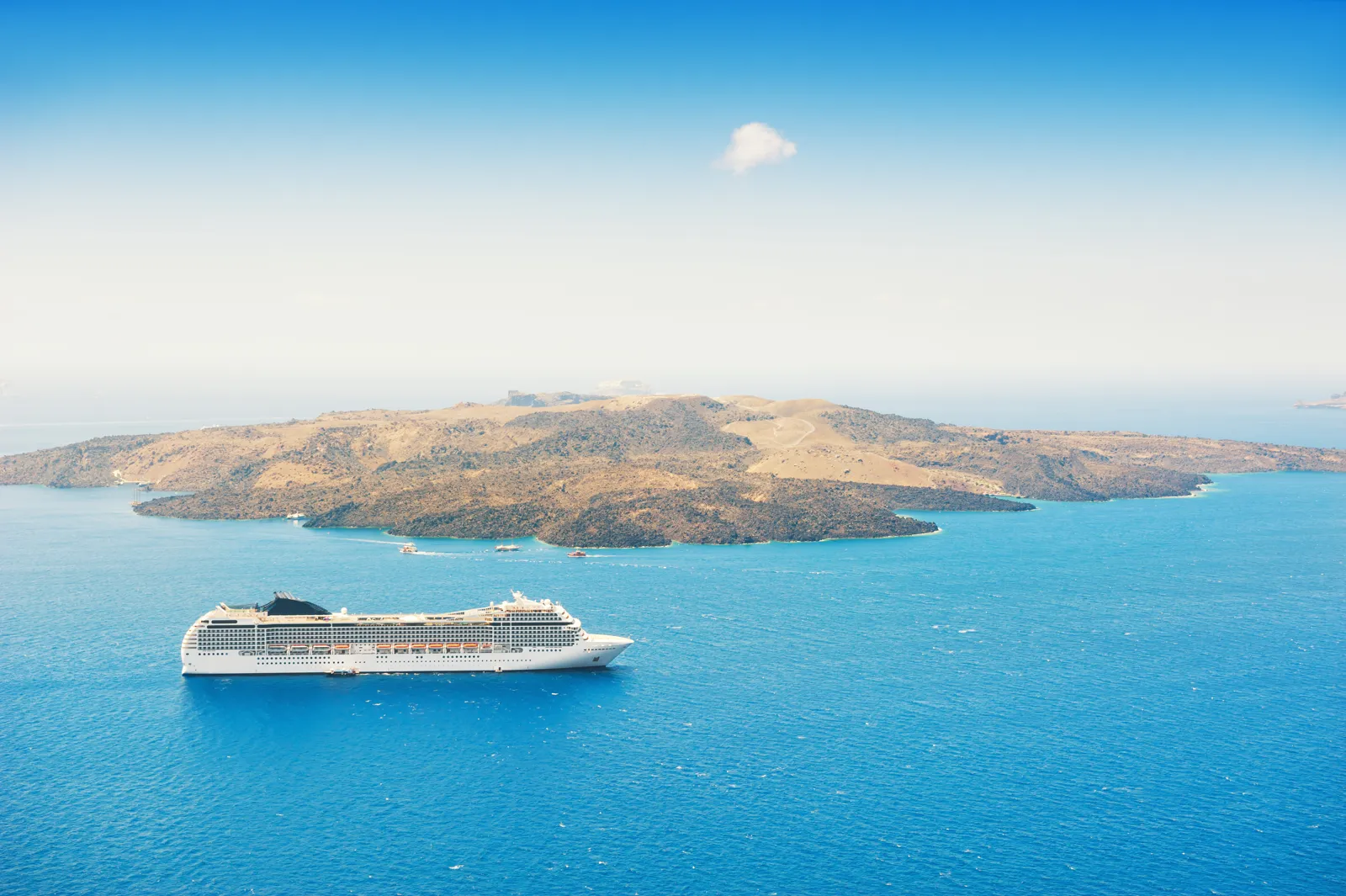 Paquebot de croisière au large de Santorin