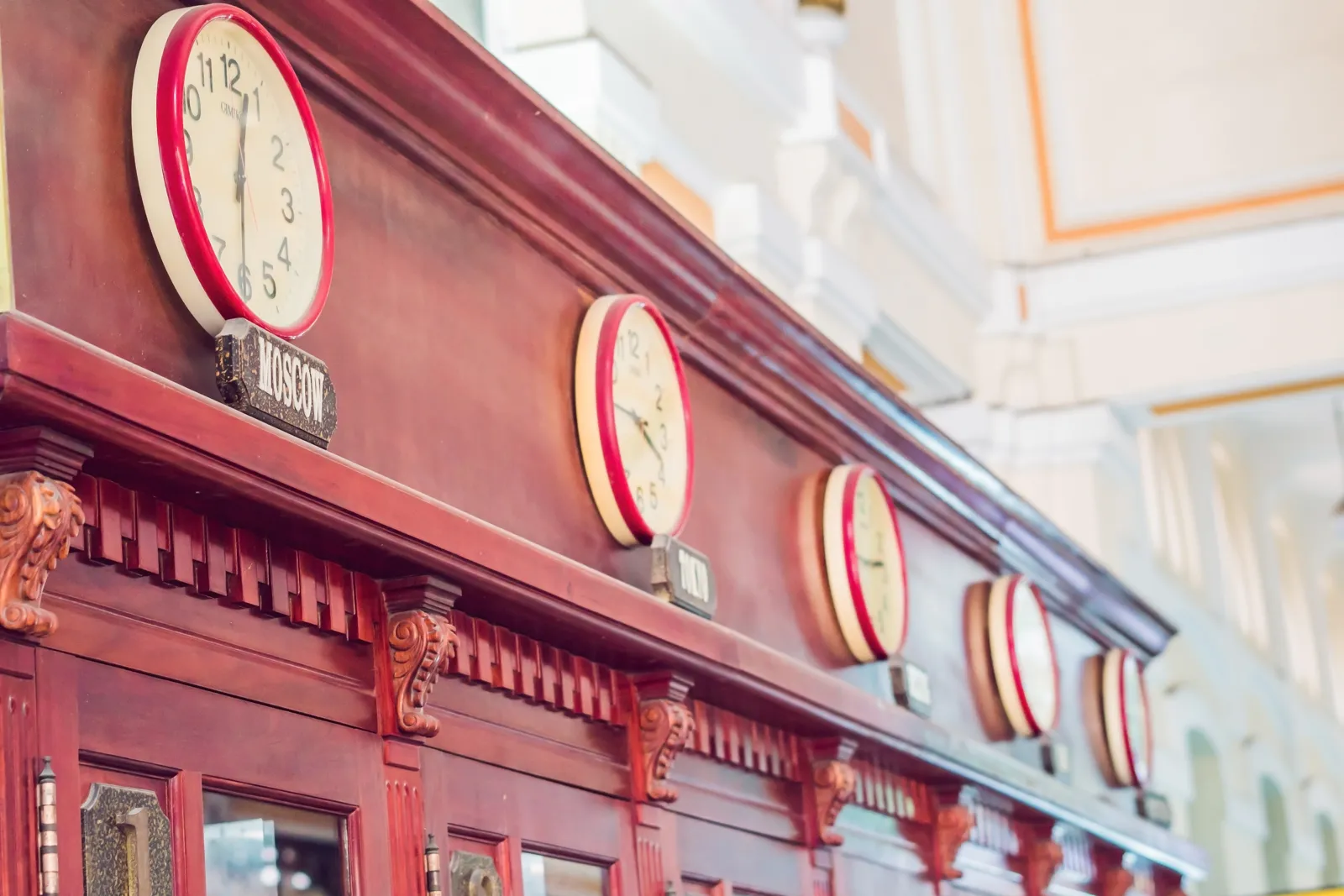 Décalage horaire : quelle heure est-il dans le monde ? Horloges murales indiquant l'heure de différentes capitales du monde