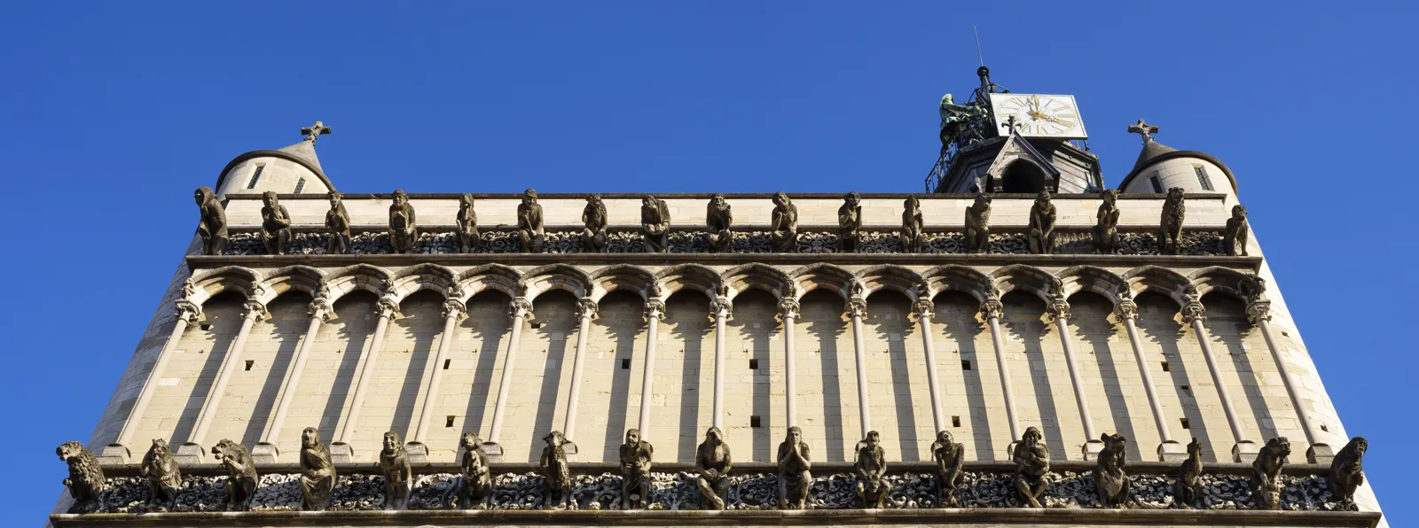 Visiter Dijon : parcours de la Chouette et incontournables La façade à gargouilles de l'église Notre-Dame de Dijon