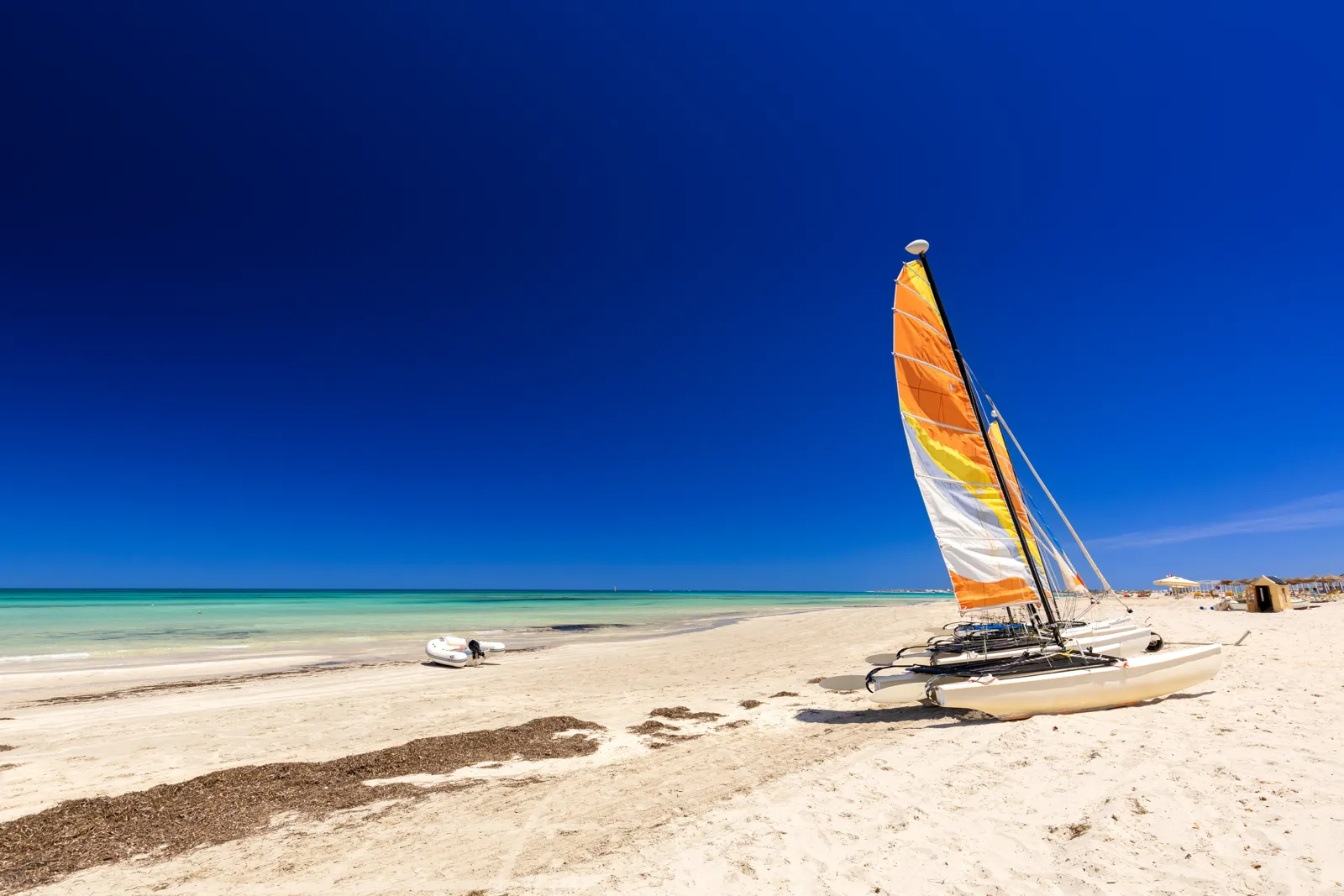 Météo à Djerba en novembre : températures, baignade et que faire Plage de sable et mer turquoise sur l'île de Djerba